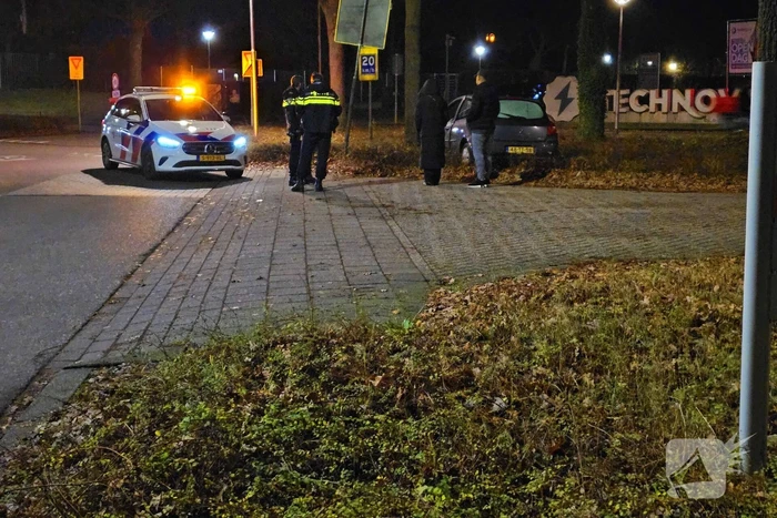 Automobilist verliest macht over stuur en klapt op boom