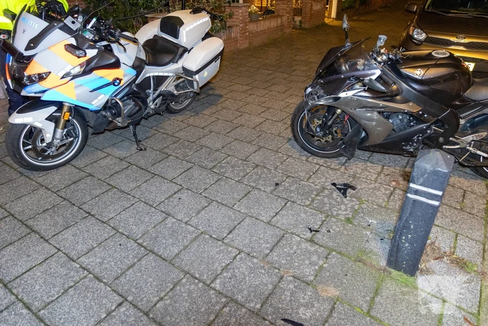 Motorrijder vlucht na aanrijdingen tijdens achtervolging