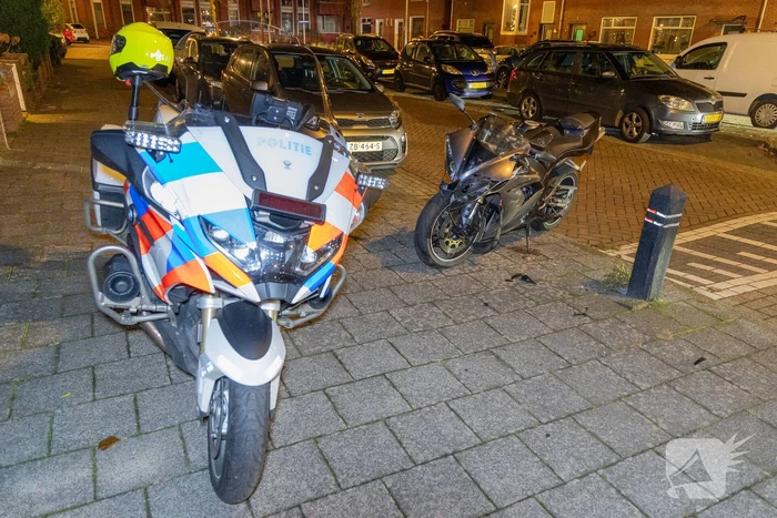 Motorrijder vlucht na aanrijdingen tijdens achtervolging