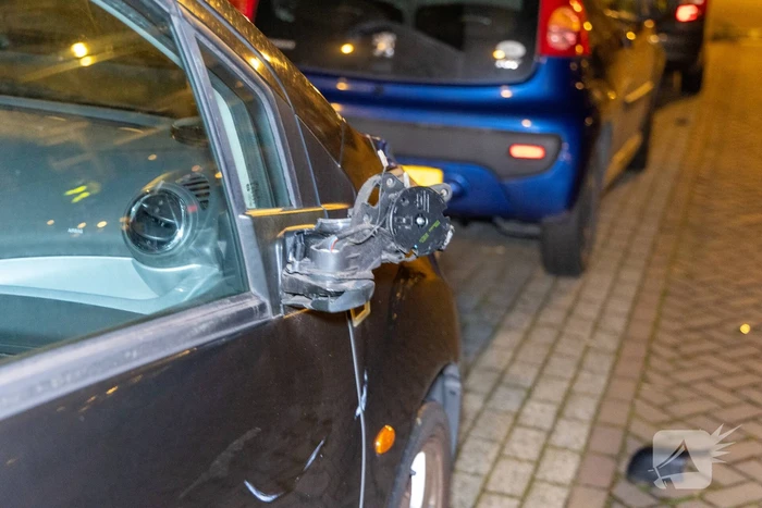 Motorrijder vlucht na aanrijdingen tijdens achtervolging