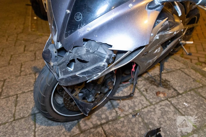 Motorrijder vlucht na aanrijdingen tijdens achtervolging