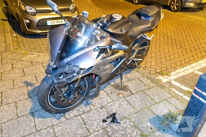 Motorrijder vlucht na aanrijdingen tijdens achtervolging