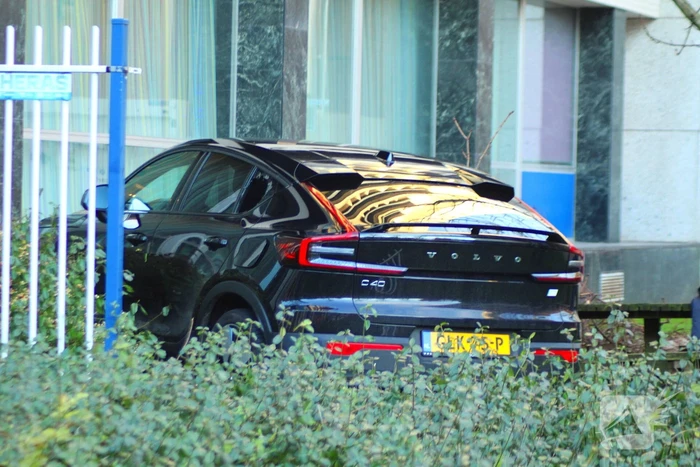 Automobilist komt tegen pand tot stilstand