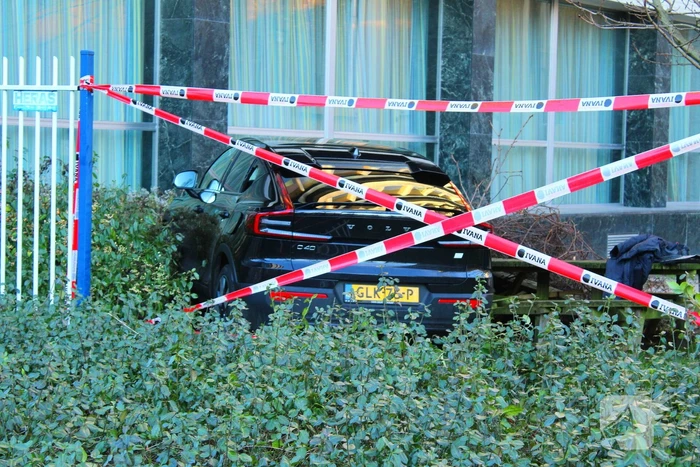 Automobilist komt tegen pand tot stilstand