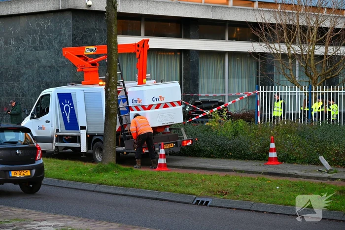 Automobilist komt tegen pand tot stilstand