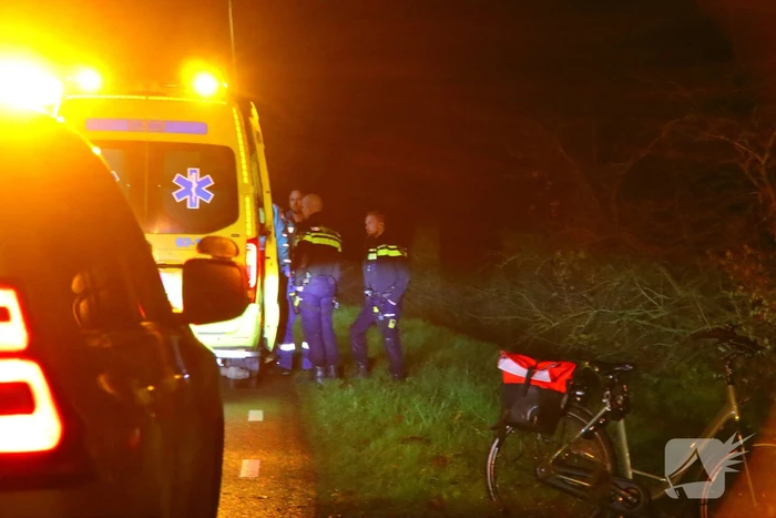 Fietser komt hard ten val