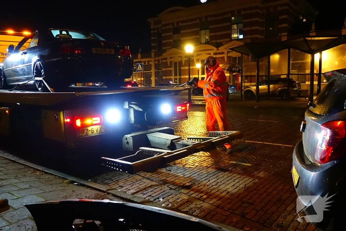 Automobilist ramt geparkeerde auto, veroorzaker rijdt door