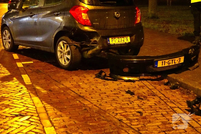 Automobilist ramt geparkeerde auto, veroorzaker rijdt door