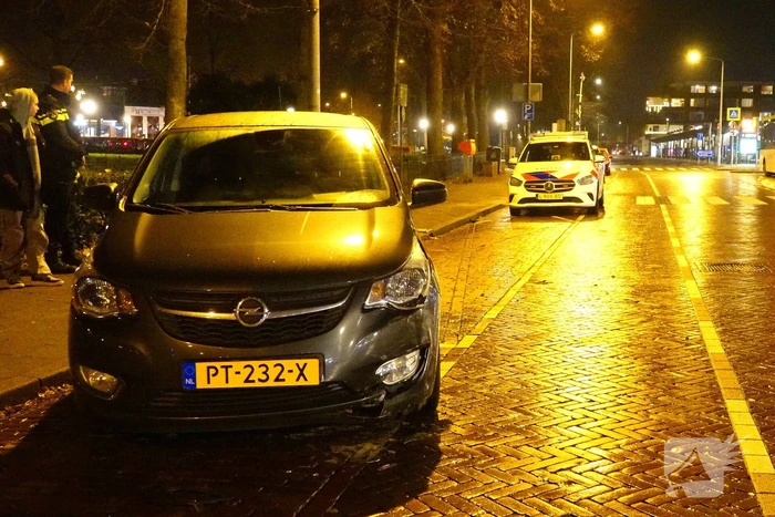 Automobilist ramt geparkeerde auto, veroorzaker rijdt door