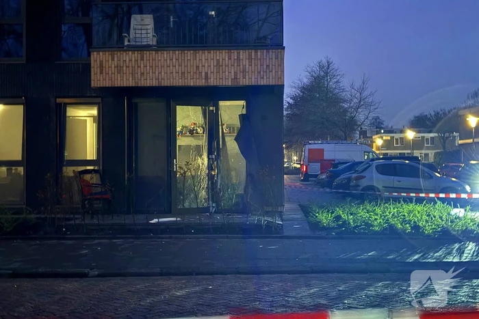 Gevel appartementencomplex beschadigd door explosie