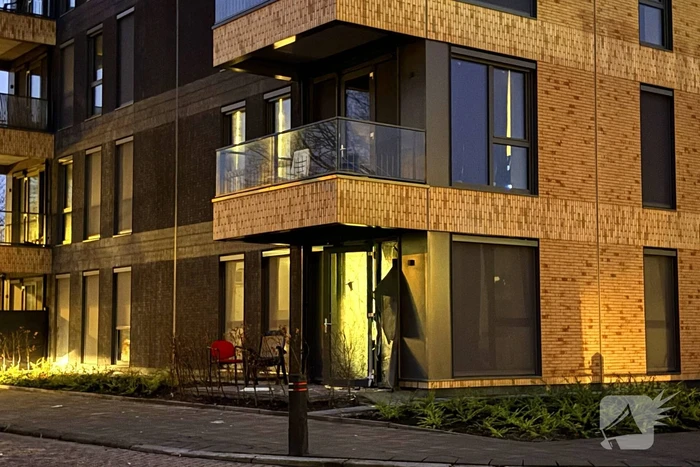 Gevel appartementencomplex beschadigd door explosie