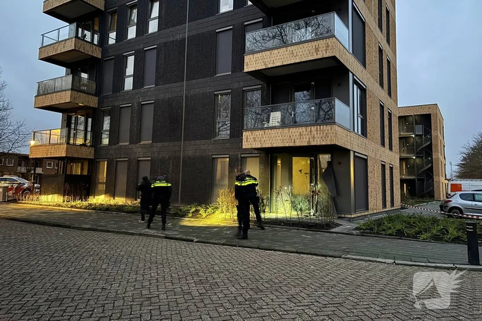 Gevel appartementencomplex beschadigd door explosie