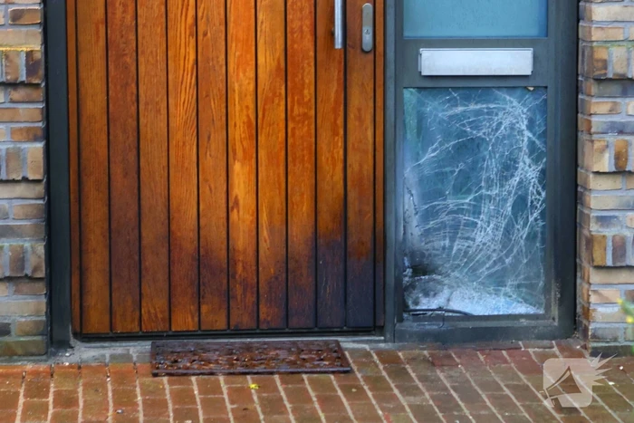 Explosie bij voordeur van woning