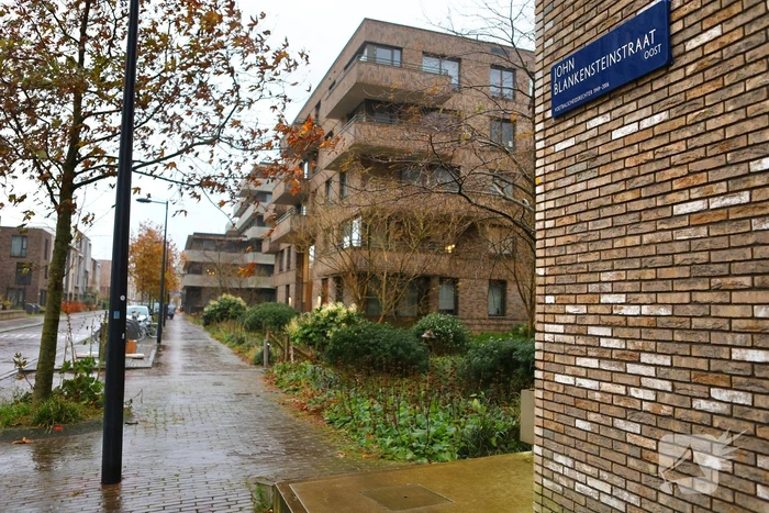 Explosie bij voordeur van woning