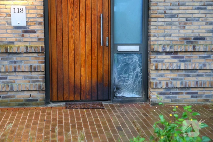 Explosie bij voordeur van woning