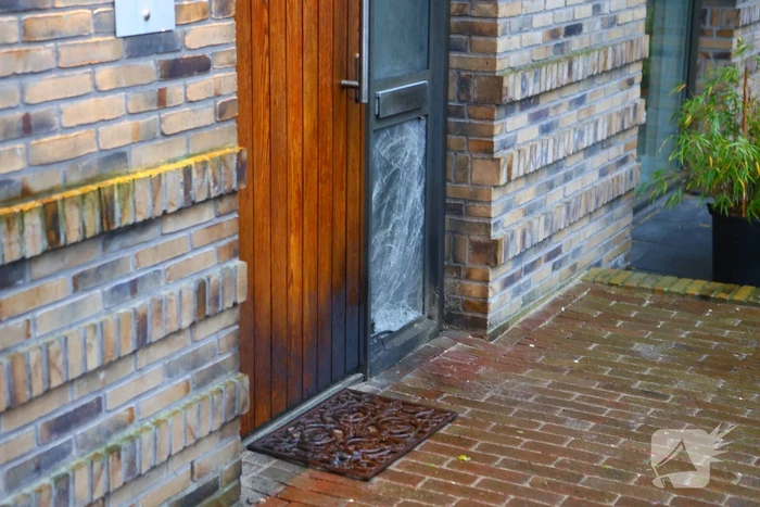 Explosie bij voordeur van woning