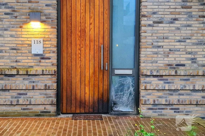 Explosie bij voordeur van woning