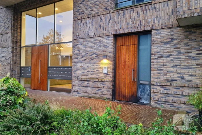 Explosie bij voordeur van woning