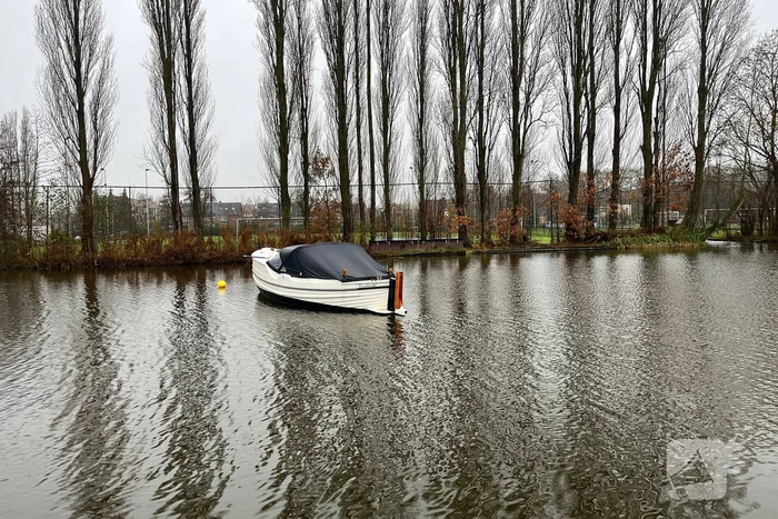 Losgeslagen boot blokkeert vaarroute