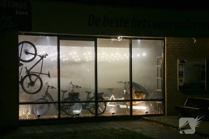 Mistgenerator zet fietsenwinkel vol rook