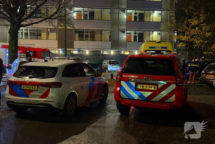 Scooter vat vlam in hal van flat