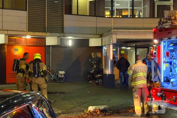 Scooter vat vlam in hal van flat