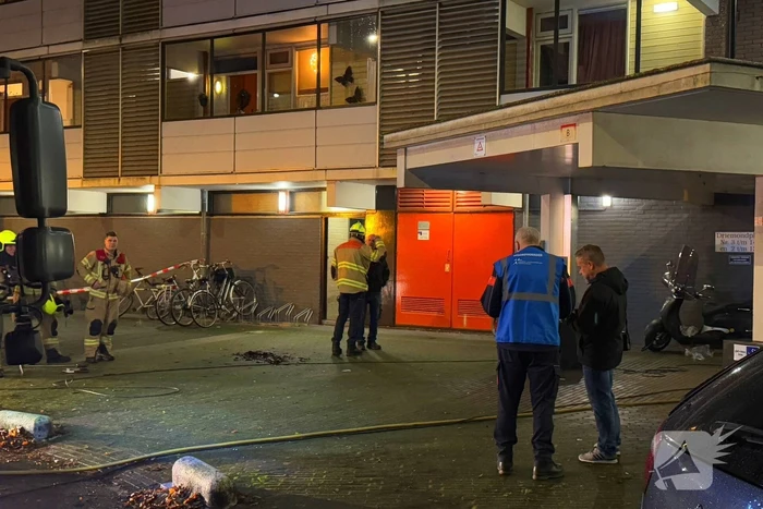 Scooter vat vlam in hal van flat