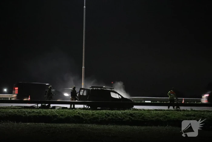 Bestelbus vliegt in brand op snelweg