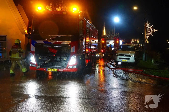 Grote brand in rietgedekte stolpboerderij