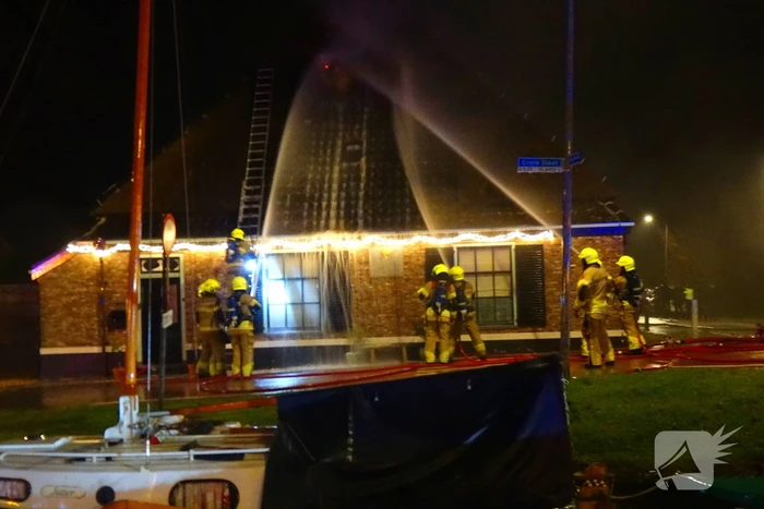 Grote brand in rietgedekte stolpboerderij
