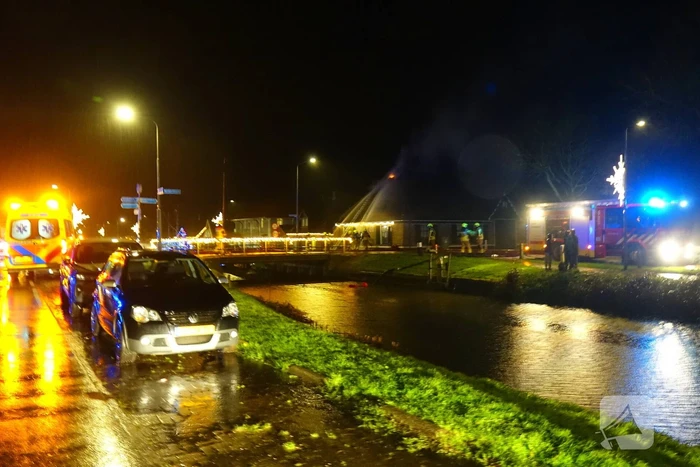 Grote brand in rietgedekte stolpboerderij