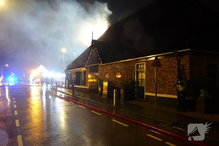 Grote brand in rietgedekte stolpboerderij