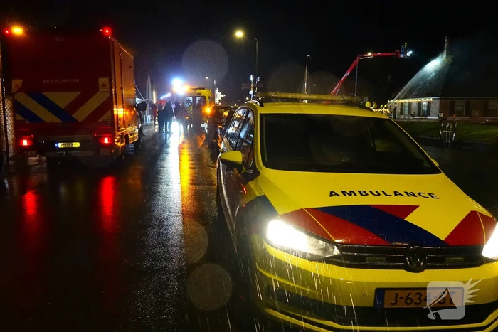 Grote brand in rietgedekte stolpboerderij