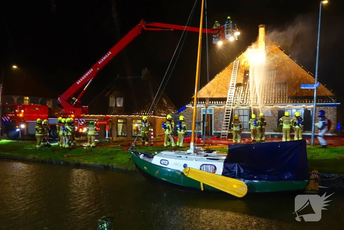 Grote brand in rietgedekte stolpboerderij