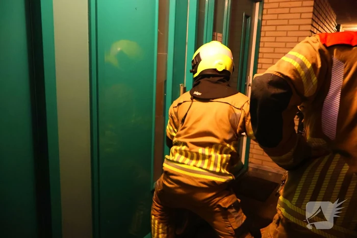Brandweer ramt deur open vanwege afgaande melder