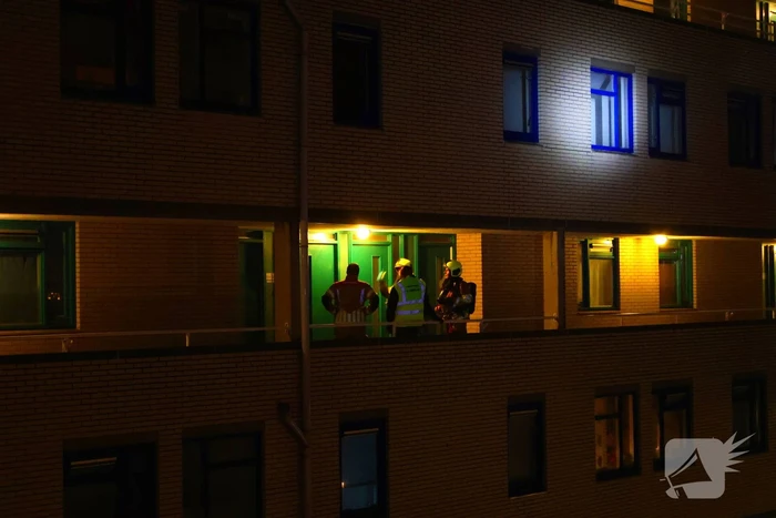 Brandweer ramt deur open vanwege afgaande melder