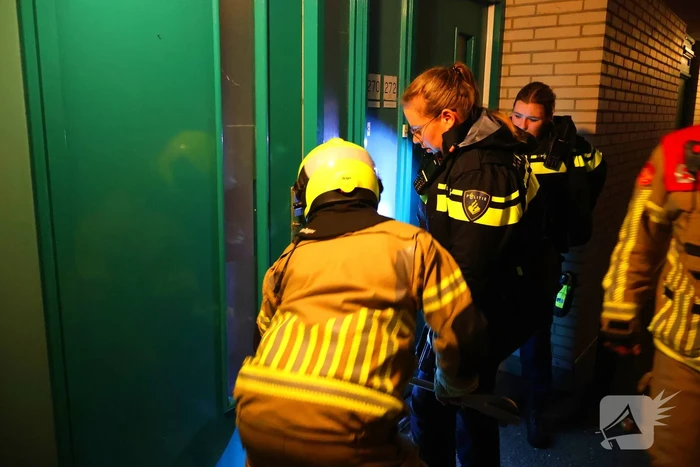 Brandweer ramt deur open vanwege afgaande melder