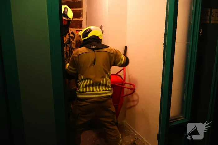 Brandweer ramt deur open vanwege afgaande melder