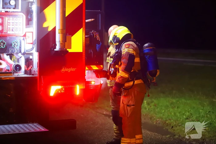 Brand in schoorsteen van woning met rieten kap