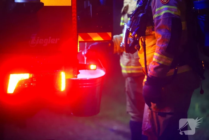 Brand in schoorsteen van woning met rieten kap