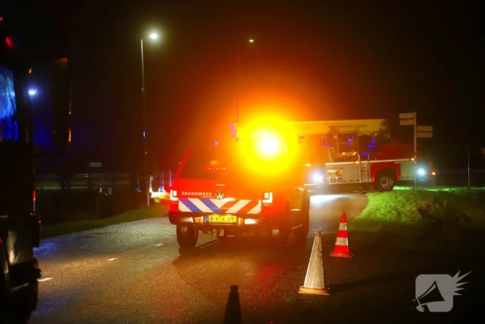Brand in schoorsteen van woning met rieten kap