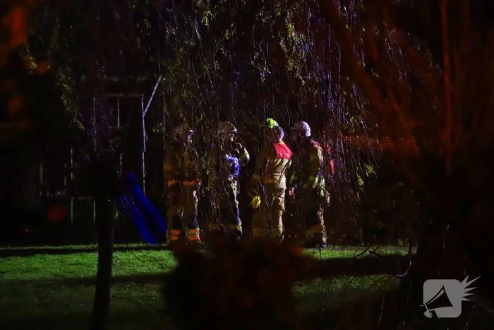 Brand in schoorsteen van woning met rieten kap