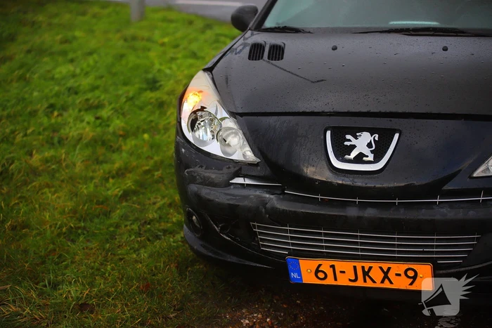Twee voertuigen afgesleept na aanrijding op kruising