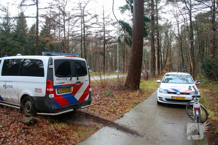 Voorbijganger vindt kinderschoenen langs water