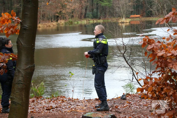 Voorbijganger vindt kinderschoenen langs water