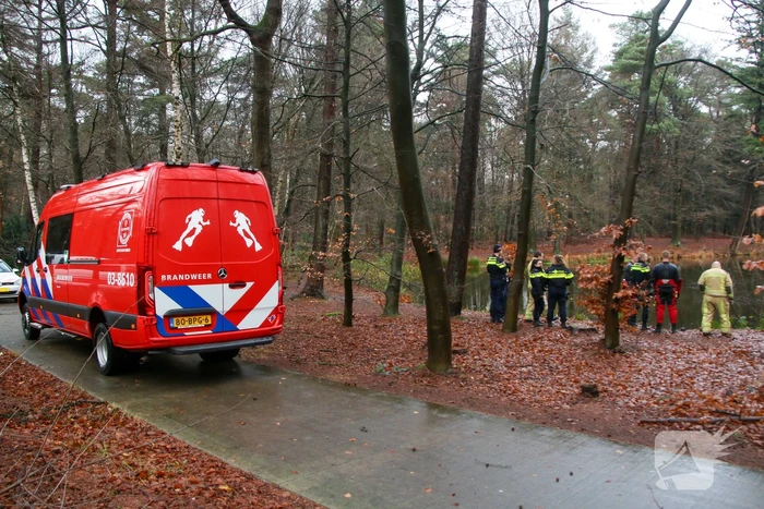Voorbijganger vindt kinderschoenen langs water