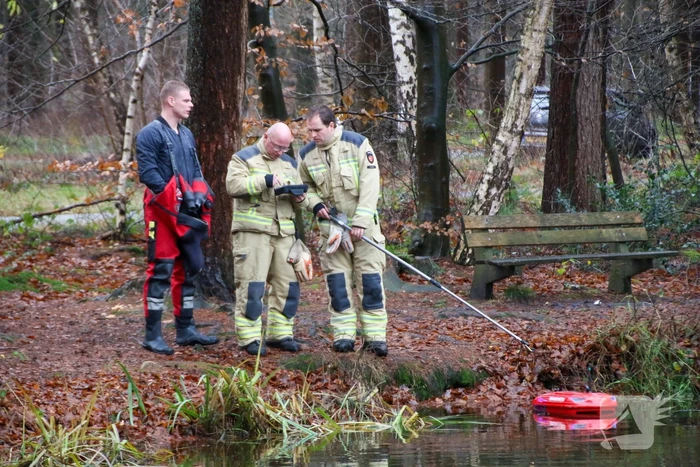 Voorbijganger vindt kinderschoenen langs water