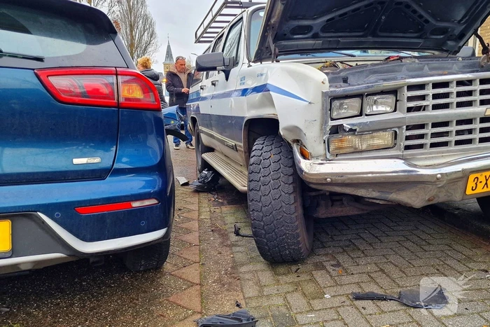 Forse schade bij aanrijding tussen meerdere voertuigen
