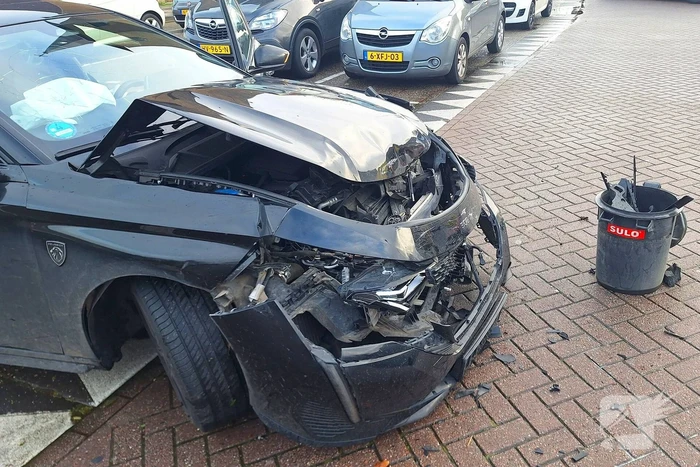 Forse schade bij aanrijding tussen twee voertuigen