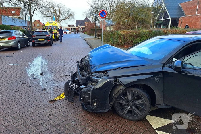 Forse schade bij aanrijding tussen twee voertuigen